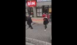 Kaşar peyniri çalan şahısa market çalışanı tokat attı