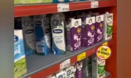 Zincir markete giden bir vatandaş, aynı üreticiye ait sütlerdeki fiyat farkını çektiği video ile böyle gösterdi
